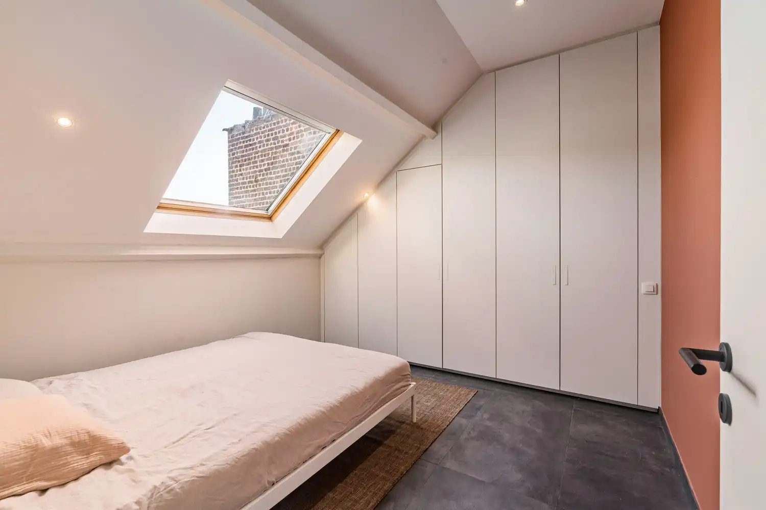 Instapklare gerenoveerde woning met 3 slaapkamers, 2 badkamers en garage foto 17