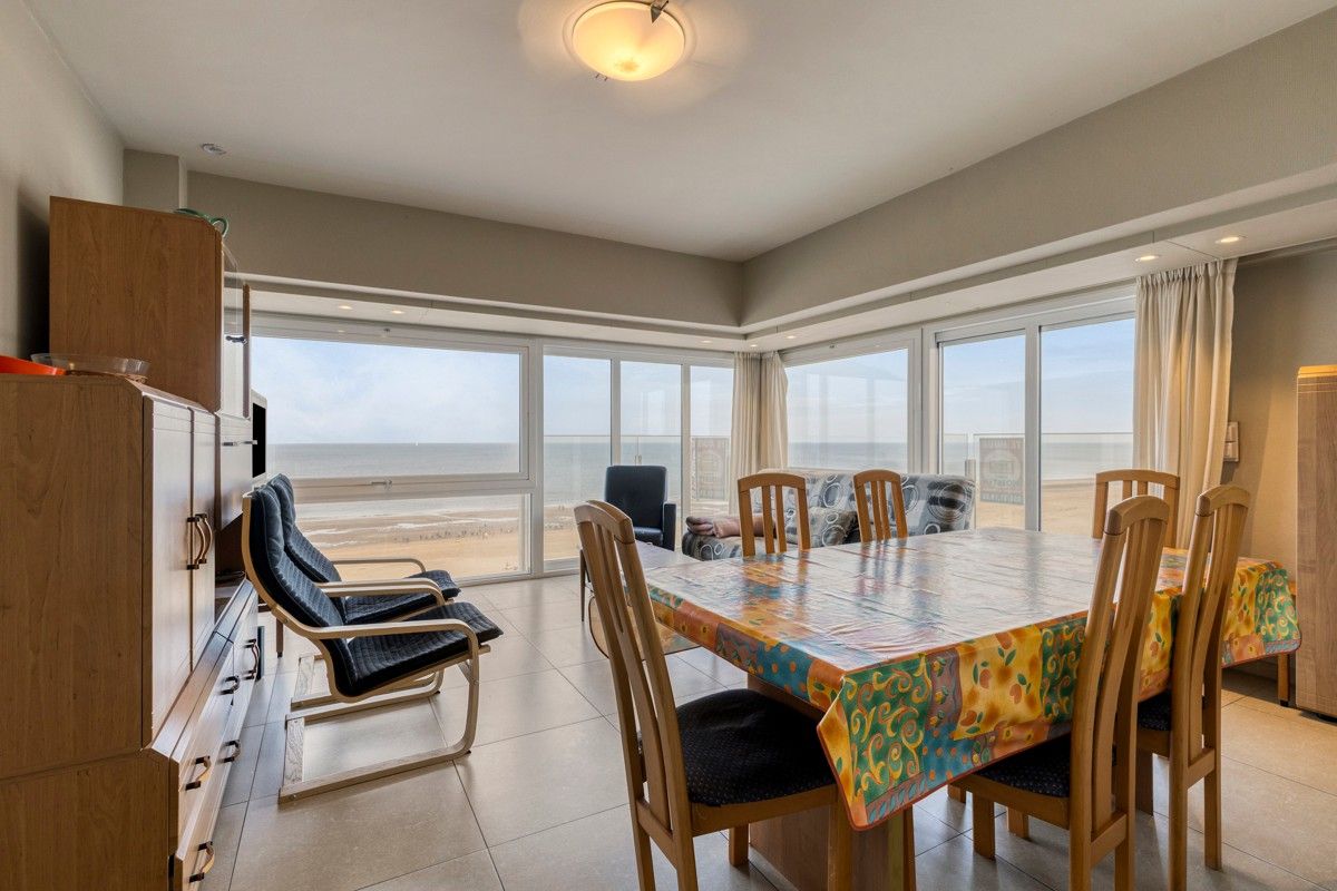 Panoramisch hoekappartement te koop op de Zeedijk van Sint-Idesbald! foto 2