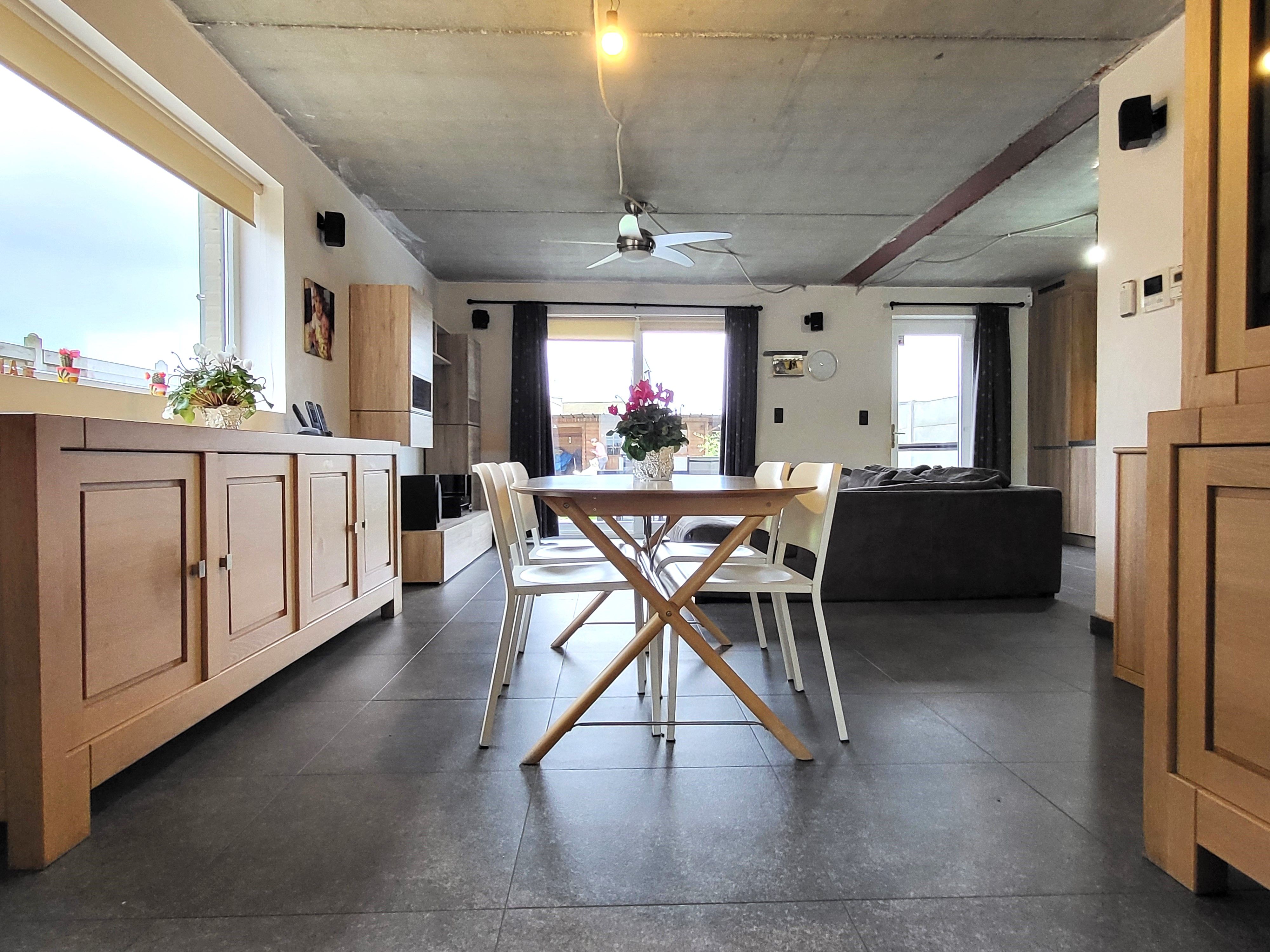 Deze instapklare halfopen woning uit 2014 ligt in een rustige en landelijke straat in Lierde.  foto 6