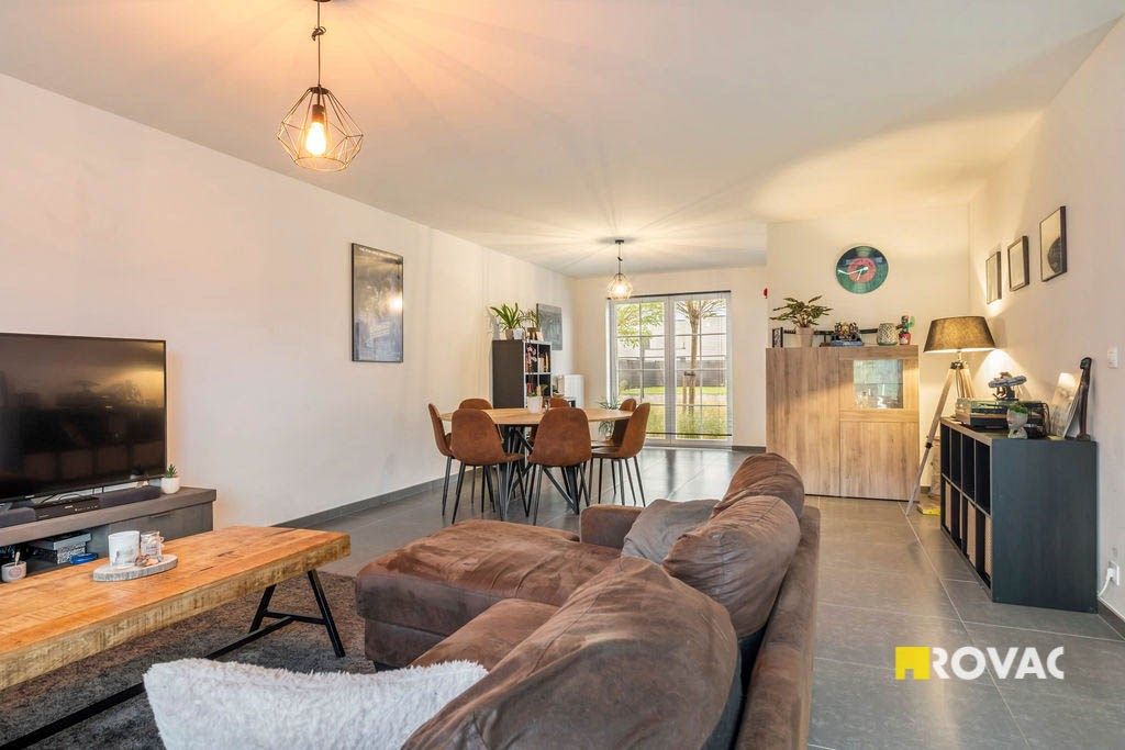 Recente en instapklare woning met 4 slaapkamers in een rustige woonomgeving foto 3