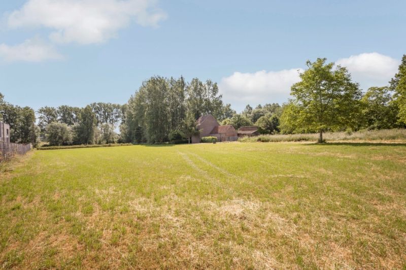 Indrukwekkend en uniek stuk grond van 3.490m² met af te breken woning foto {{pictureIndex}}