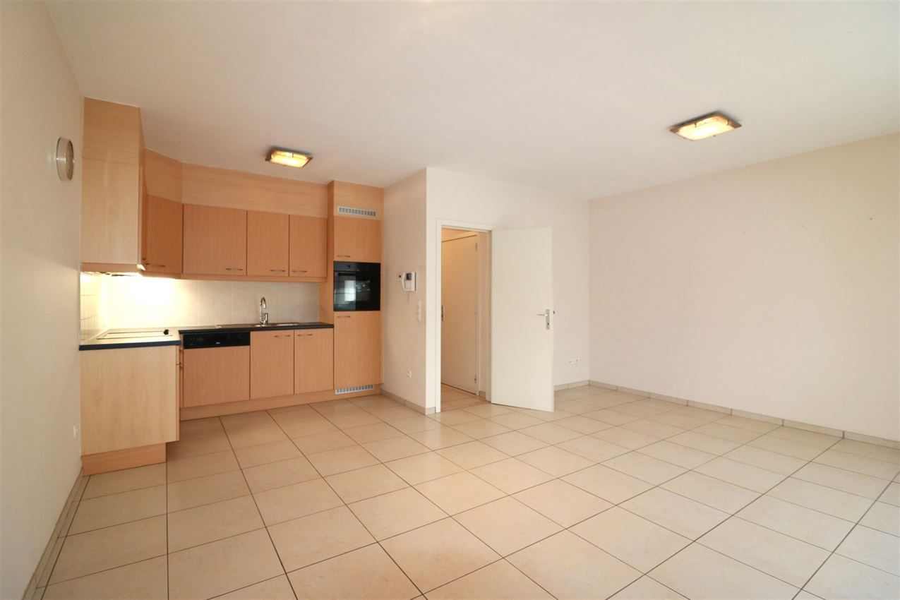 Gunstig gelegen, gelijkvloers appartement met 2 slpk. en terras foto 3