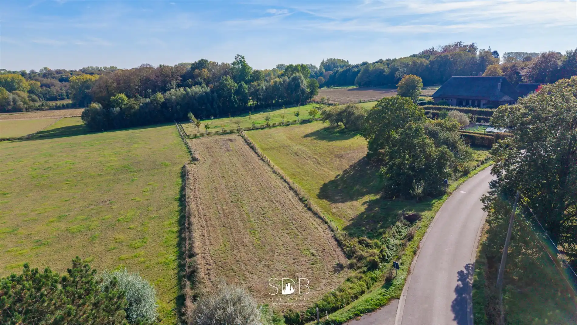 Landelijke hoeve met bijgebouwen en aanpalende graslanden op 14.677m²  foto 27