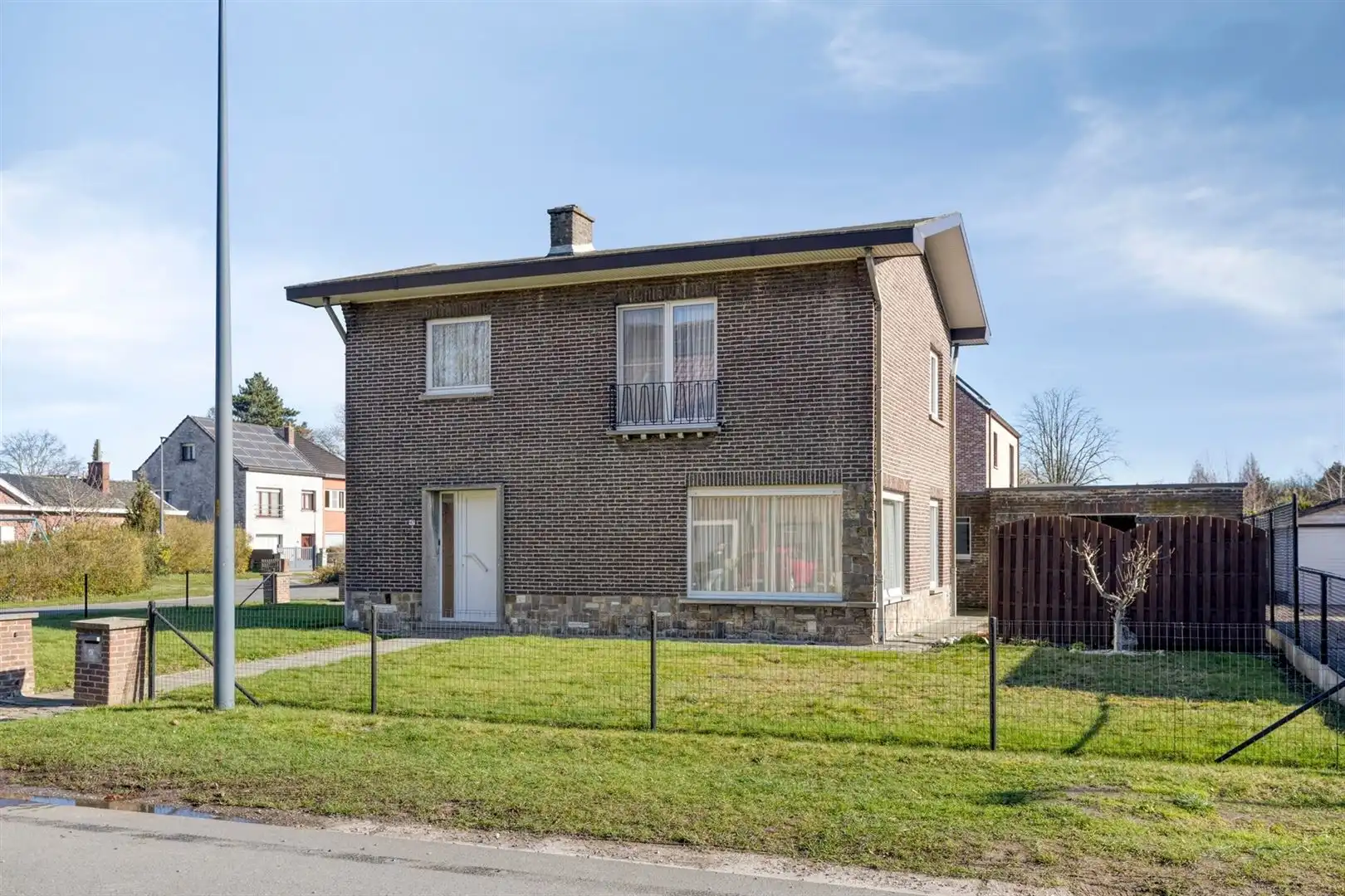 Rustig gelegen open bebouwing met grote garage en 3 slaapkamers op een perceel van 500 m². foto {{pictureIndex}}