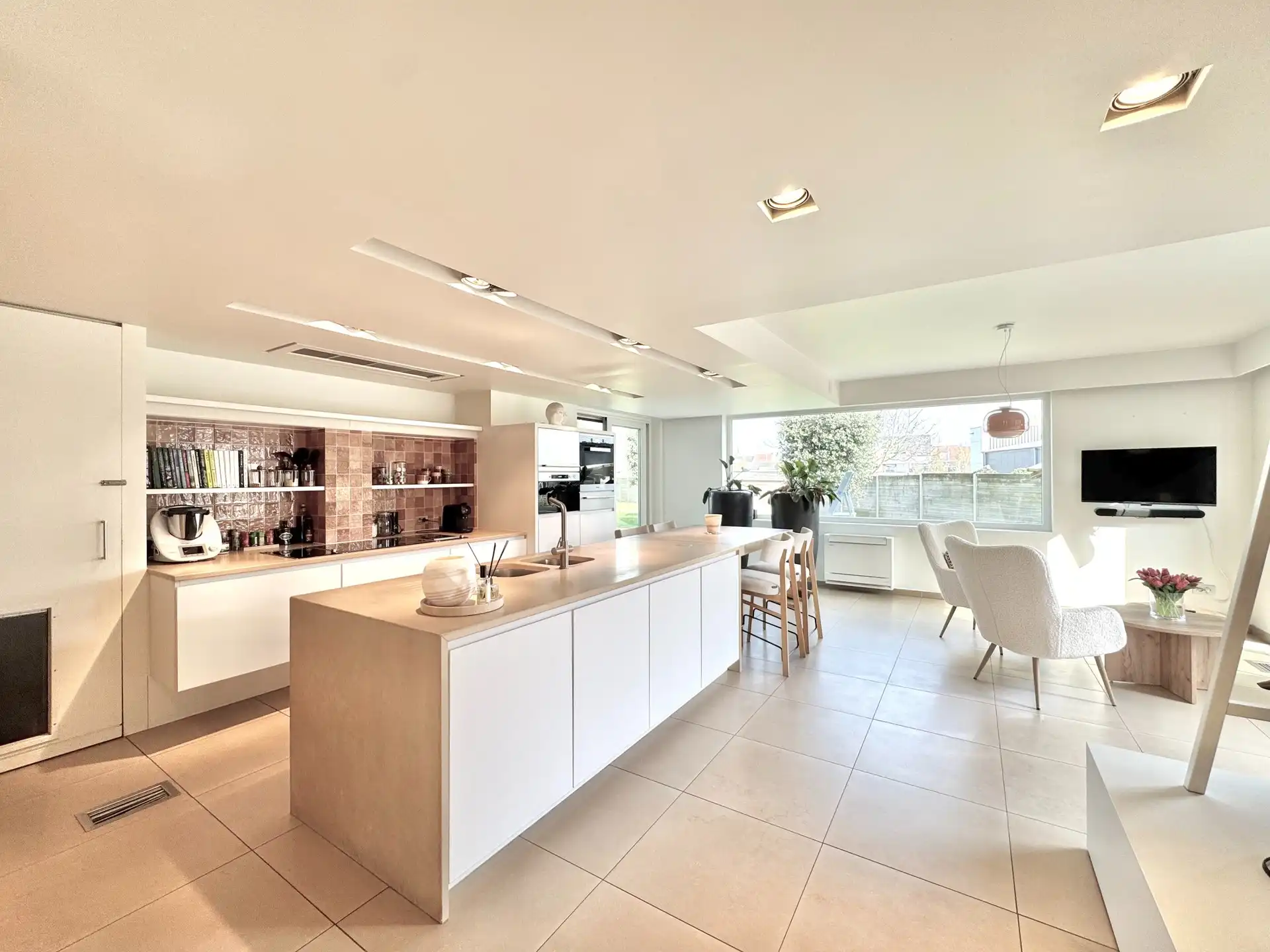 RUIME TIJDLOZE VILLA MET ZWEMBAD foto 18