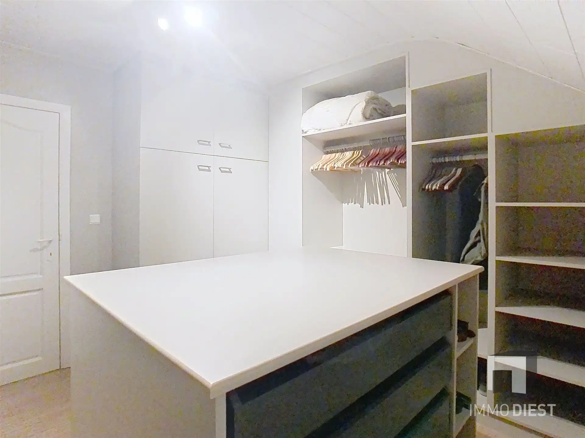 Energiezuinige en prima onderhouden gezinswoning met 4/5 slaapkamers en zwembad op 10 are. foto 38