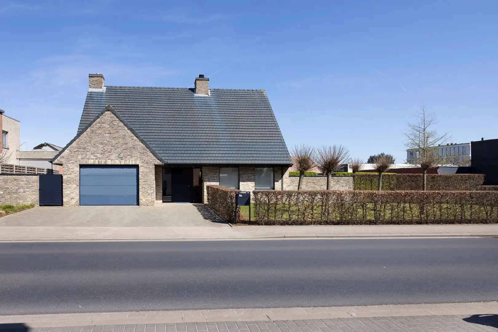 Ruime, goed onderhouden villa met extra polyvalente ruimte. foto {{pictureIndex}}