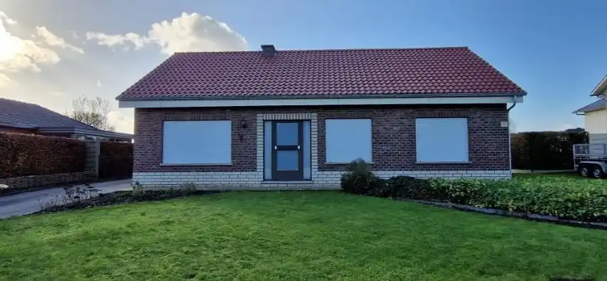 Ruime BUNGALOW open bebouwing,  met 2 slaapkamers, grote zolder, mooie tuin en aparte garage op 9 are 97 ca. foto 2