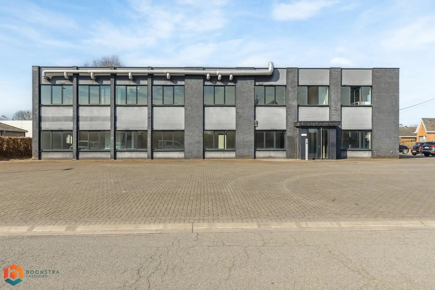 Veelzijdig kantoorgebouw met ruime parking op 2433 m² foto 3