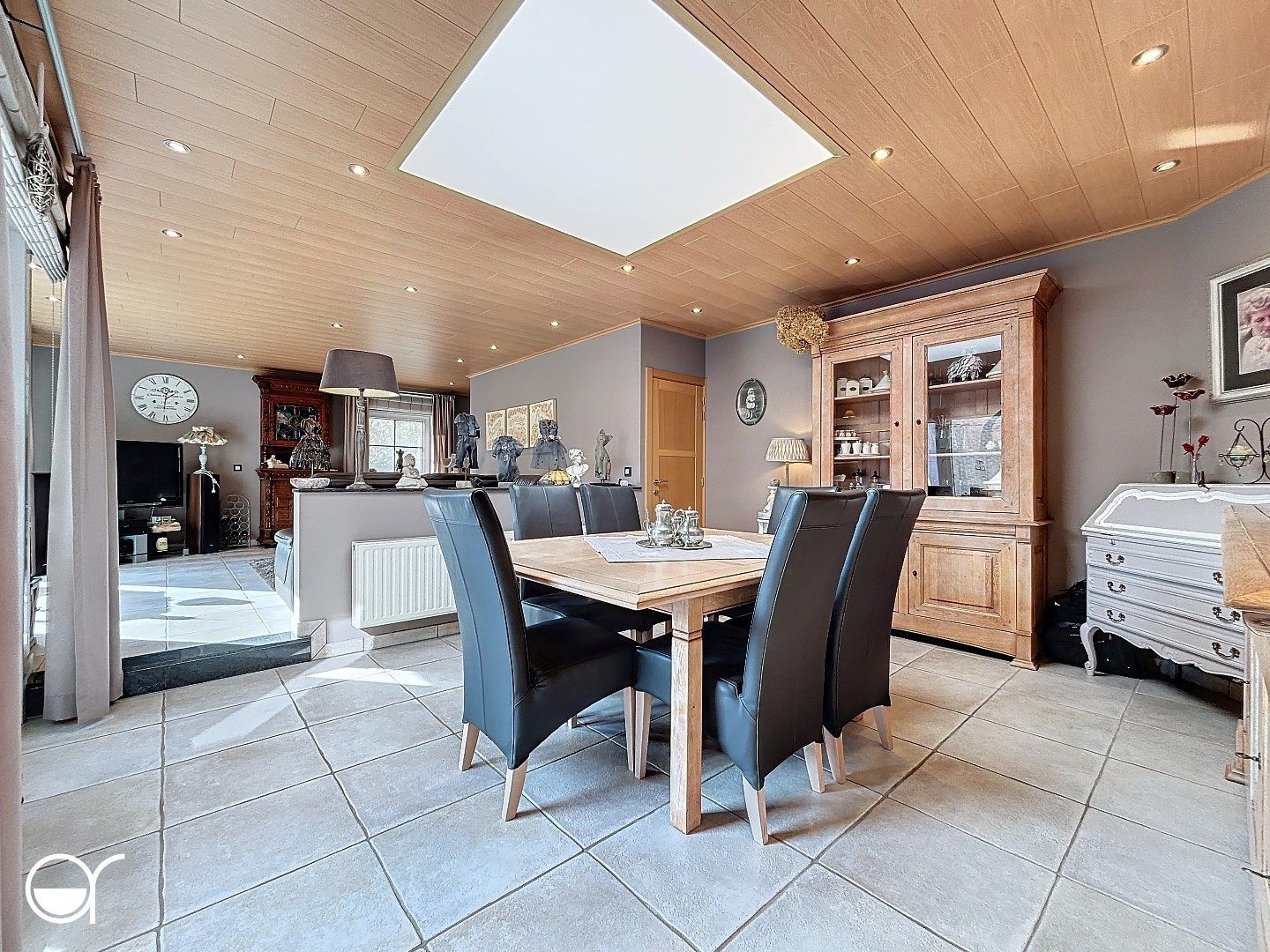 Ruime woning met vier slaapkamers, tuin, garage en mogelijkheid voor zelfstandige activiteit foto 9