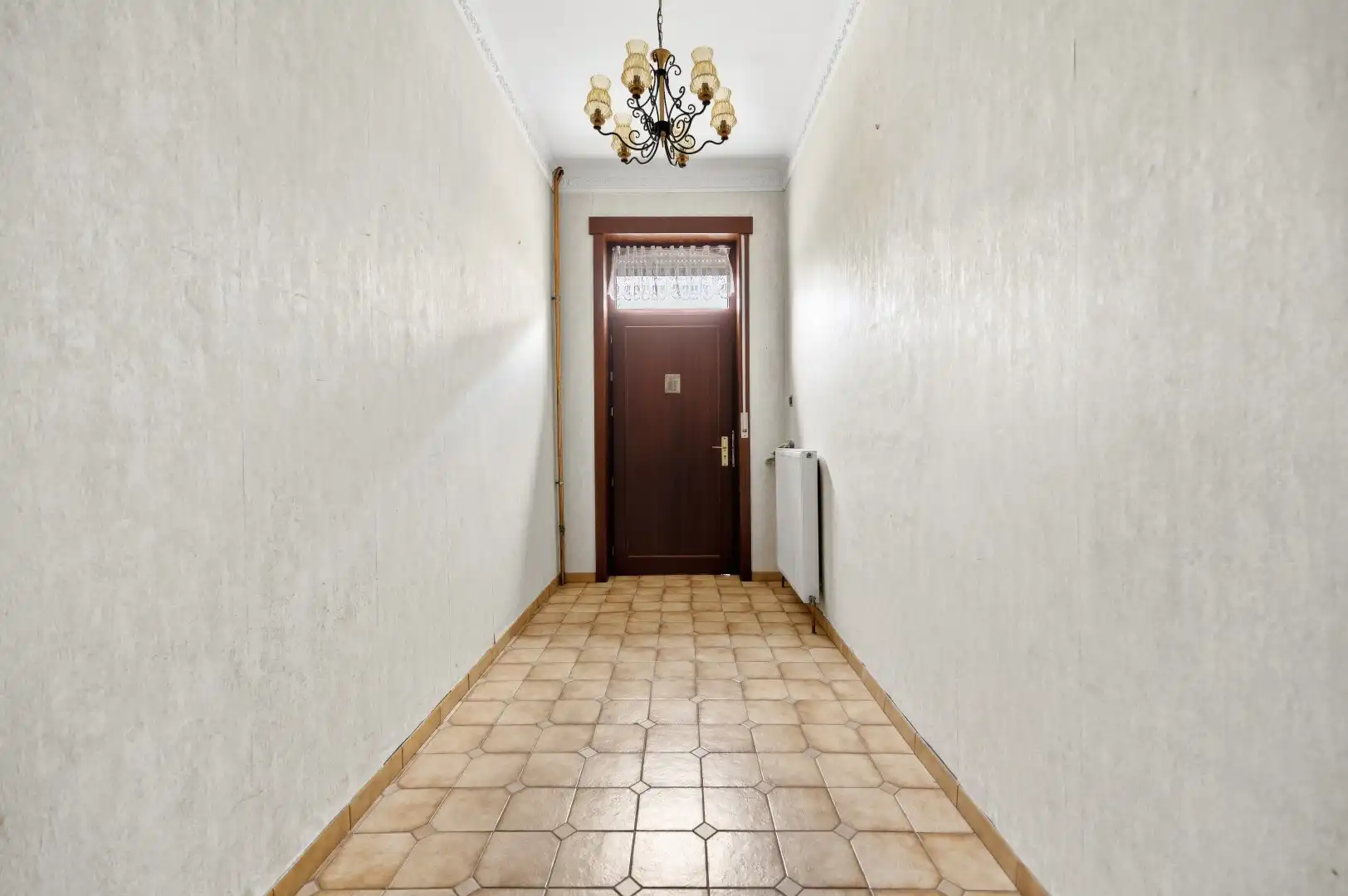 Ruime te renoveren rijwoning met ontzettend veel potentieel en een leuke tuin foto 5