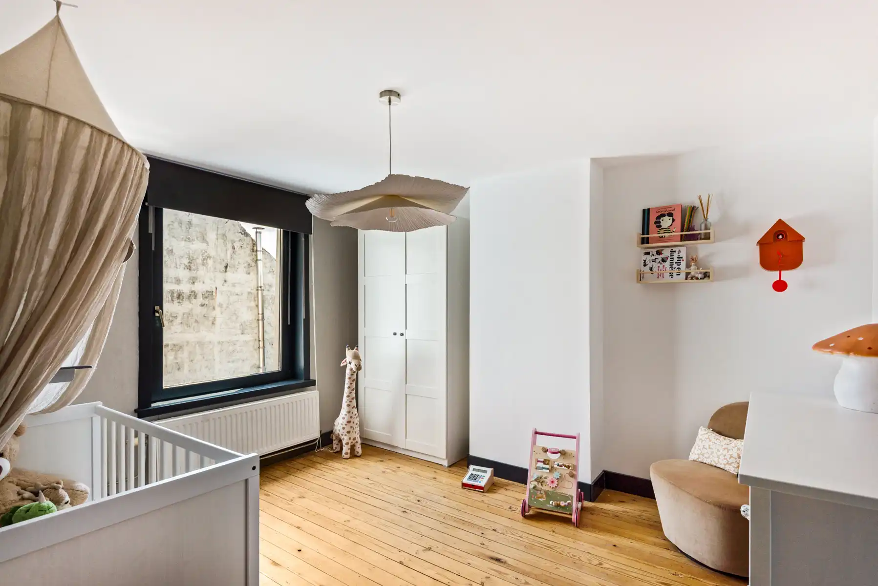 Een verrassend ruime woning met garage en zonnige koer foto 10