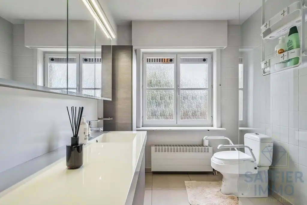 Villa met praktijk-/hobbyruimte en 3 garages in Waregem foto 7