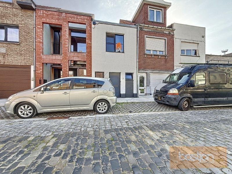 Te huur: Gezellige en instapklare rijwoning op toplocatie – €825/maand foto {{pictureIndex}}