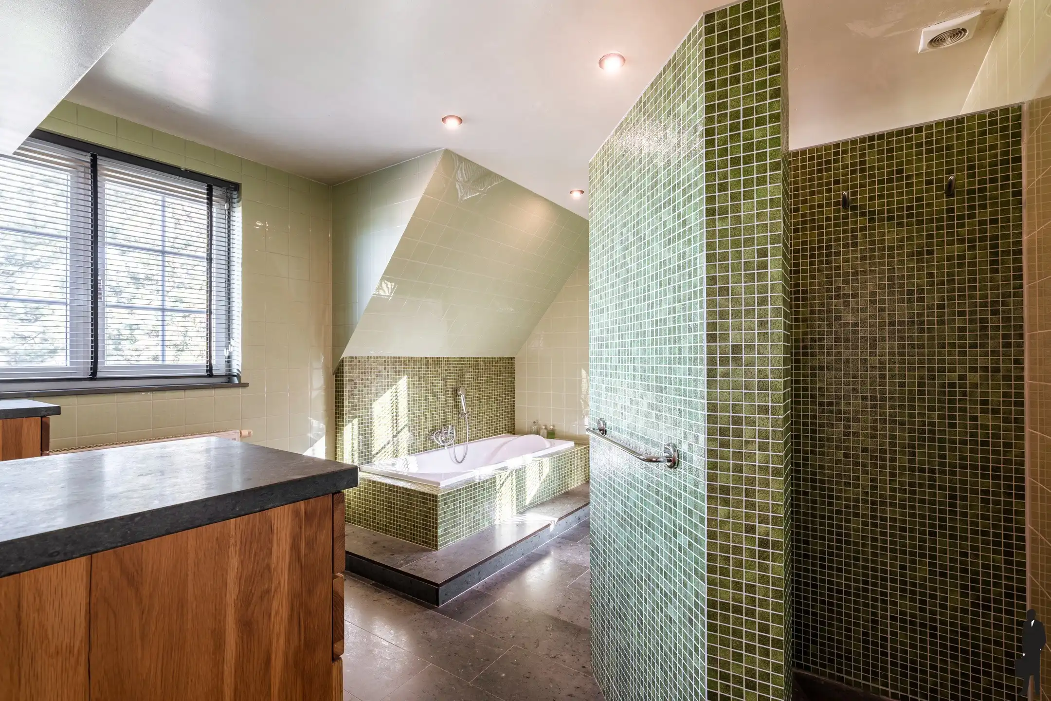 Charmante gerenoveerde villa op perceel van 1.389 m² foto 25