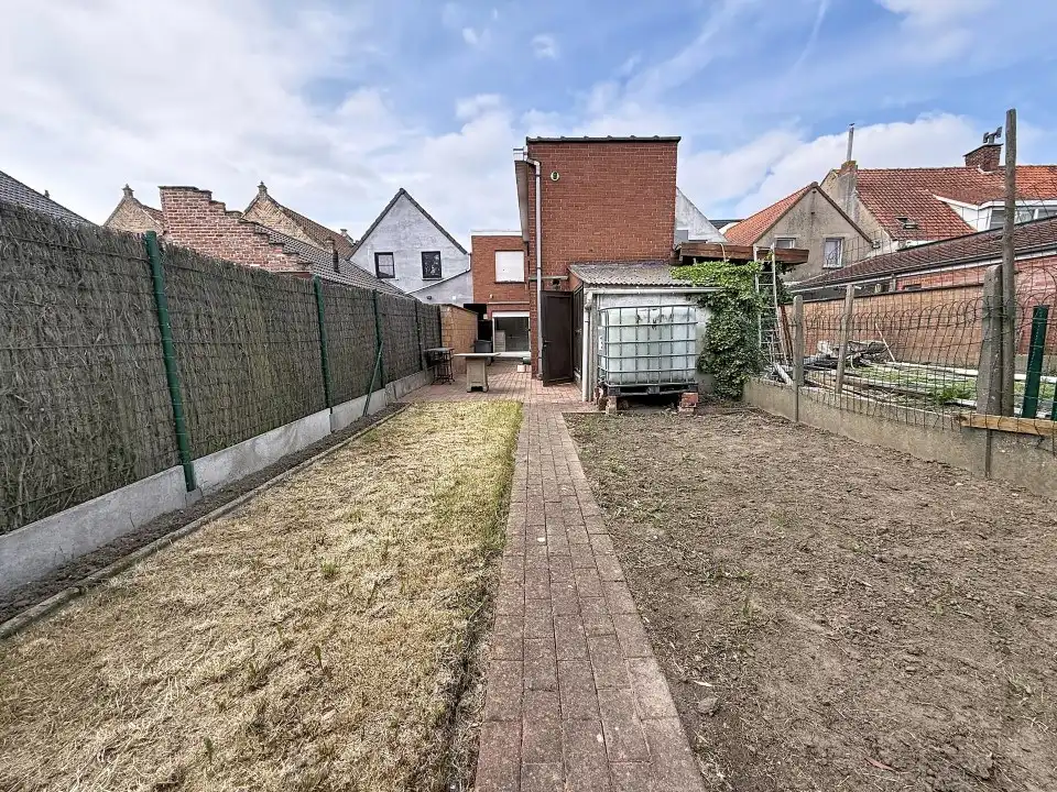 Centraal gelegen te renoveren ruime woning foto 7