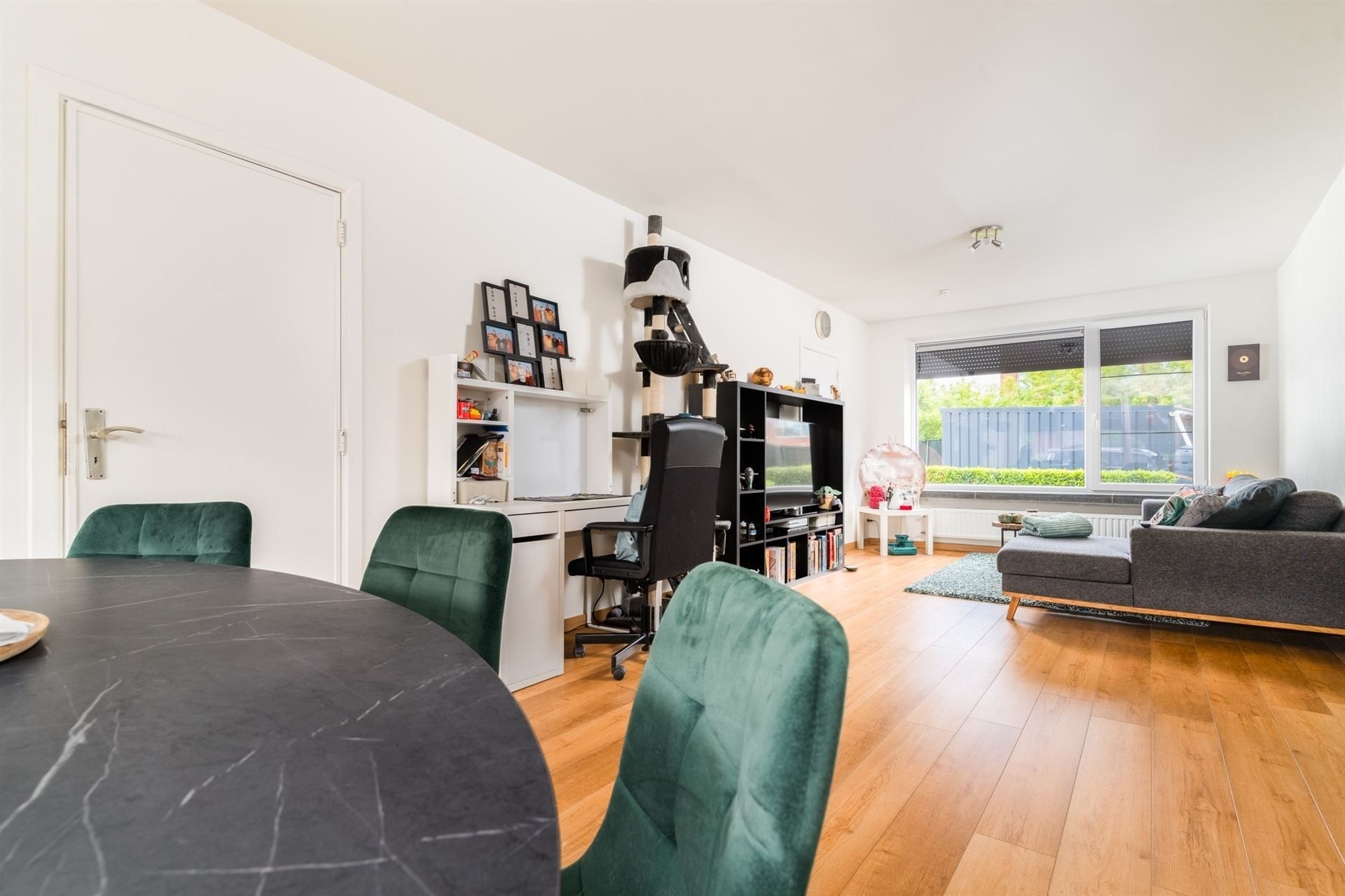 Gelijkvloers app met tuin, garage en carport! foto 3