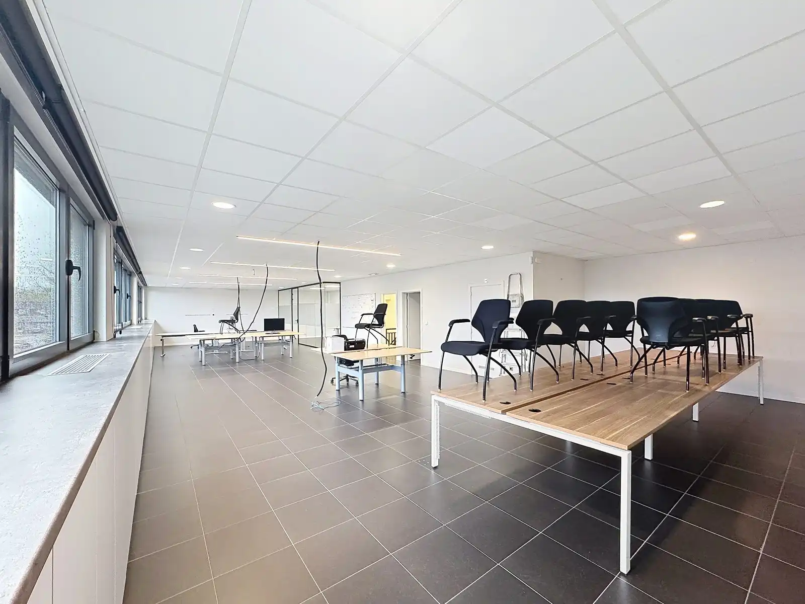 Instapklare & betaalbare KANTOORRUIMTEN (300m²) te huur met 8 aangelegde, private parkings voor de deur. Ideale uitvalsbasis (E40/E403 en A11)! foto 2