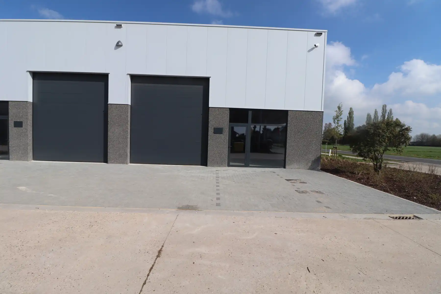 Een nieuwbouw opslag- / bedrijfsruimte van 275 m². foto 2