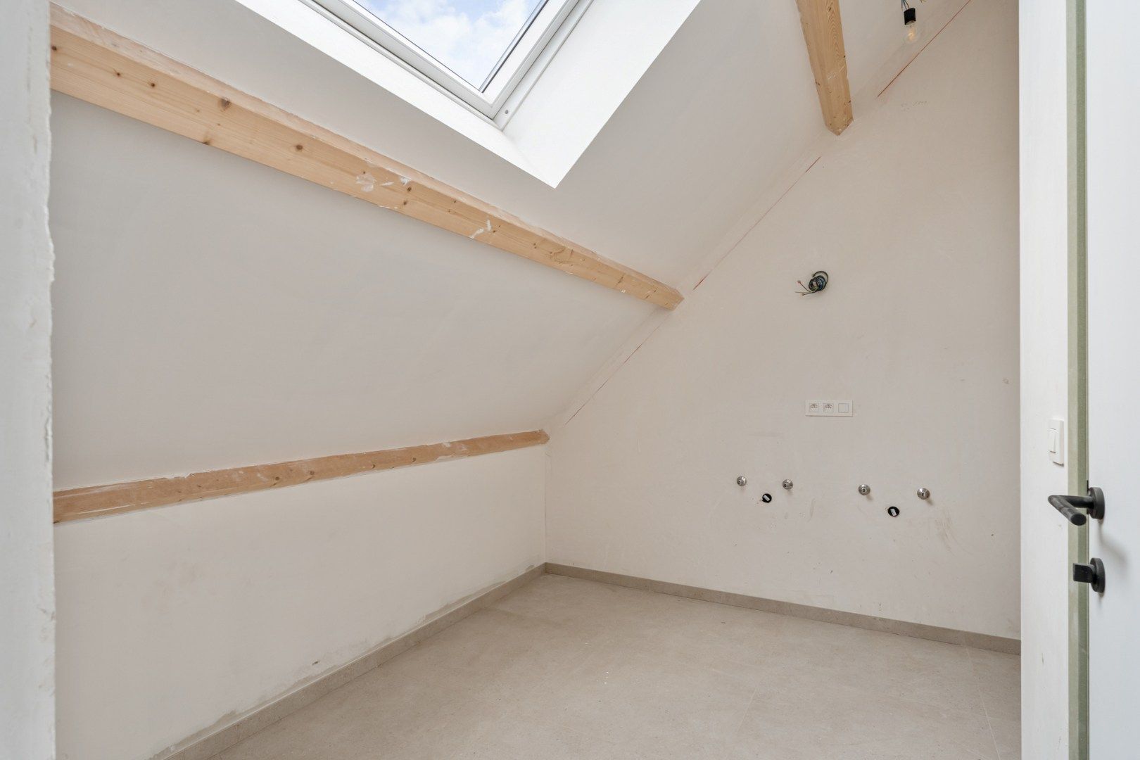 Exclusieve halfvrijstaande woning te koop na transformatie van bestaande hoeve naar 2 BEN-woningen!  foto 25