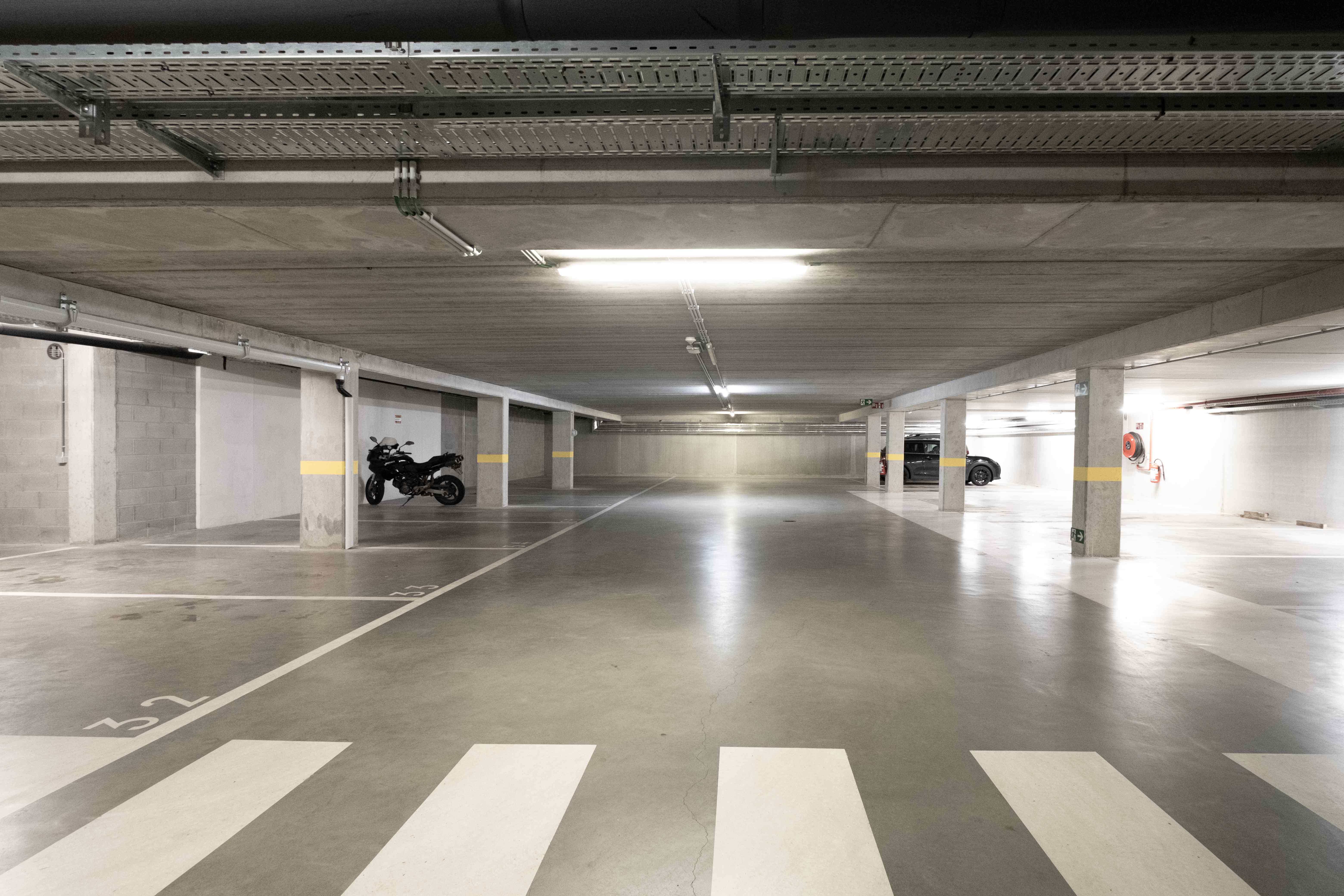 appartement met groot terras en 2 parkeerplaatsen in een overdekte parkeergarage foto 20