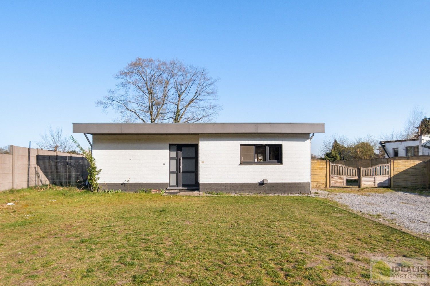 IDEALIS VASTGOED - CHARMANTE INSTAPKLARE GEZINSWONING MET EEN LICHTRIJKE LEEFRUIMTE, MODERNE OPEN KEUKEN MET KOOKEILAND, 3 RUIME SLAAPKAMERS EN BADKAMER. DE WONING IS GELEGEN OP EEN PRACHTIG PERCEEL VAN 12A 68CA! Deze knappe bungalow omvat een aangename 140m² bewoonbare oppervlakte met een lichtrijke woonkamer met aansluitend een moderne open keuken met kookeiland (voorzien van alle comfort), 3 ruime slaapkamers en een badkamer. De woning biedt verder een kelderverdieping en een zeer ruime tuin. Een unieke kans voor kandidaten op zoek naar een instapklaar huis voorzien van alle faciliteiten op een hele fijne locatie tussen de centra van Oudsbergen, Bree en Peer! foto {{pictureIndex}}