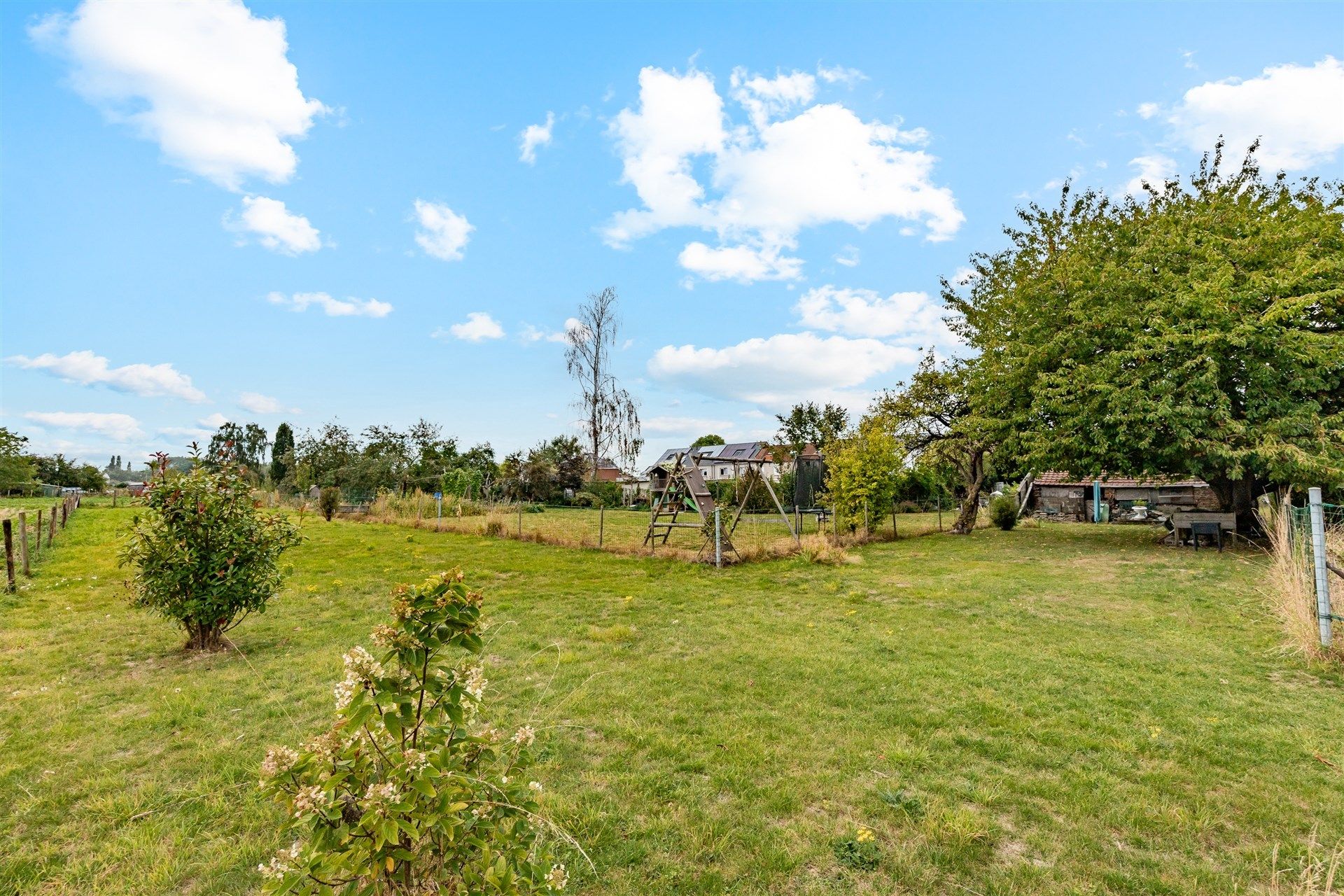 Gezinswoning met vier slaapkamers, garagegebouw en grote tuin op 1705 m² foto 15