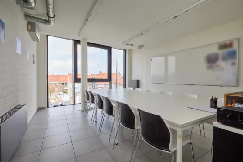 Roeselare-centrum. Trendy kantoorruimte met diensten te huur vanaf 1 persoon op een uistekende locatie. Voor starters of tijdelijke verhuis. foto {{pictureIndex}}