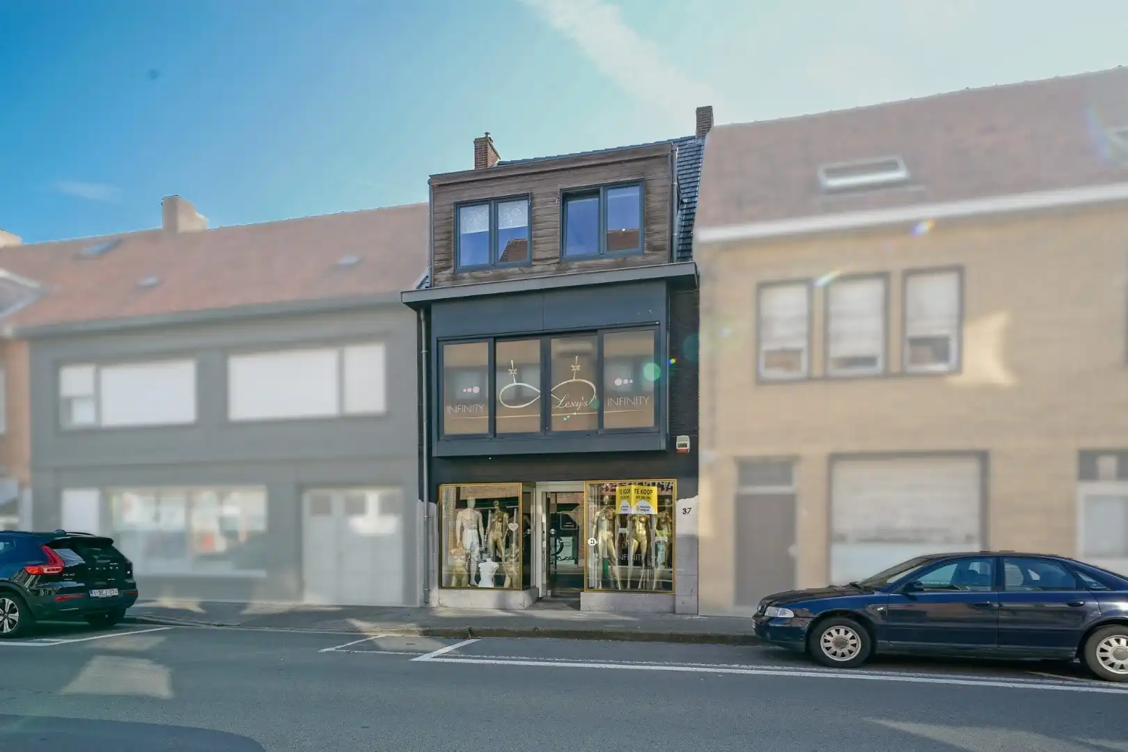 Ruime eengezinswoning in centrum Oudenburg met handelsruimte op gelijkvloers. foto {{pictureIndex}}