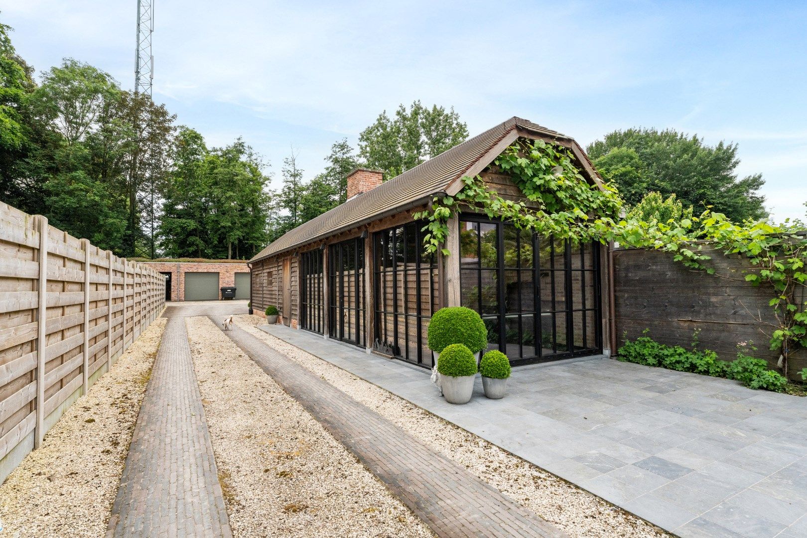 PRACHTIGE WONING MET EIKEN BIJGEBOUW | HANDELSRUIMTE & 4 GARAGES!!!  foto 8