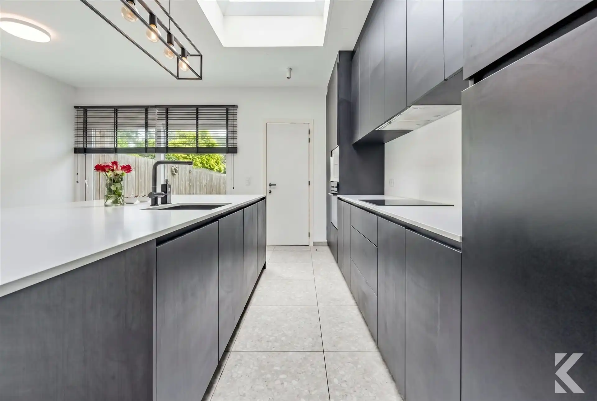 Volledig gerenoveerde woning met 4 slaapkamers en tuin. foto 4