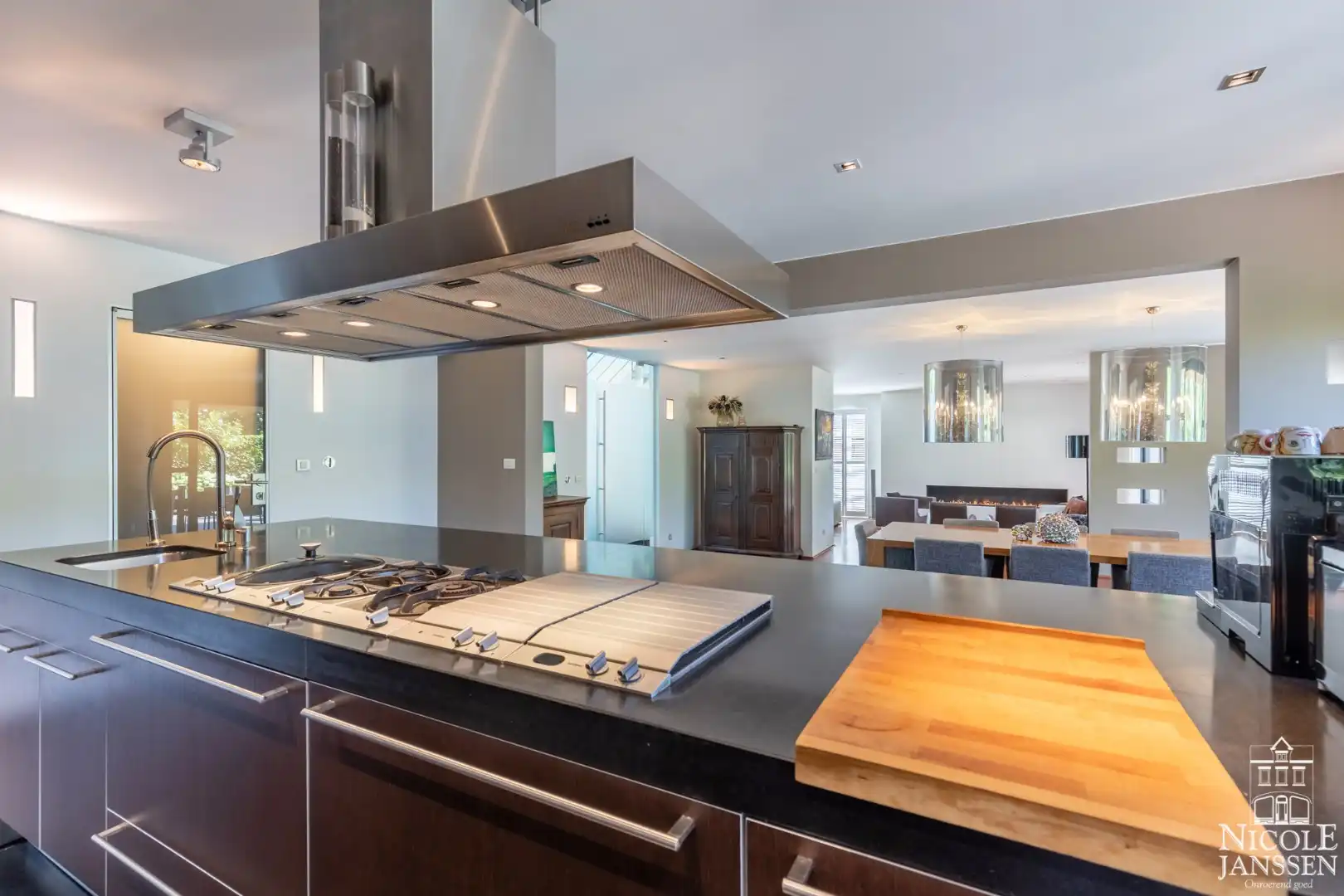 Luxueus ingerichte villa met vier slaapkamers en verzorgde tuin foto 16