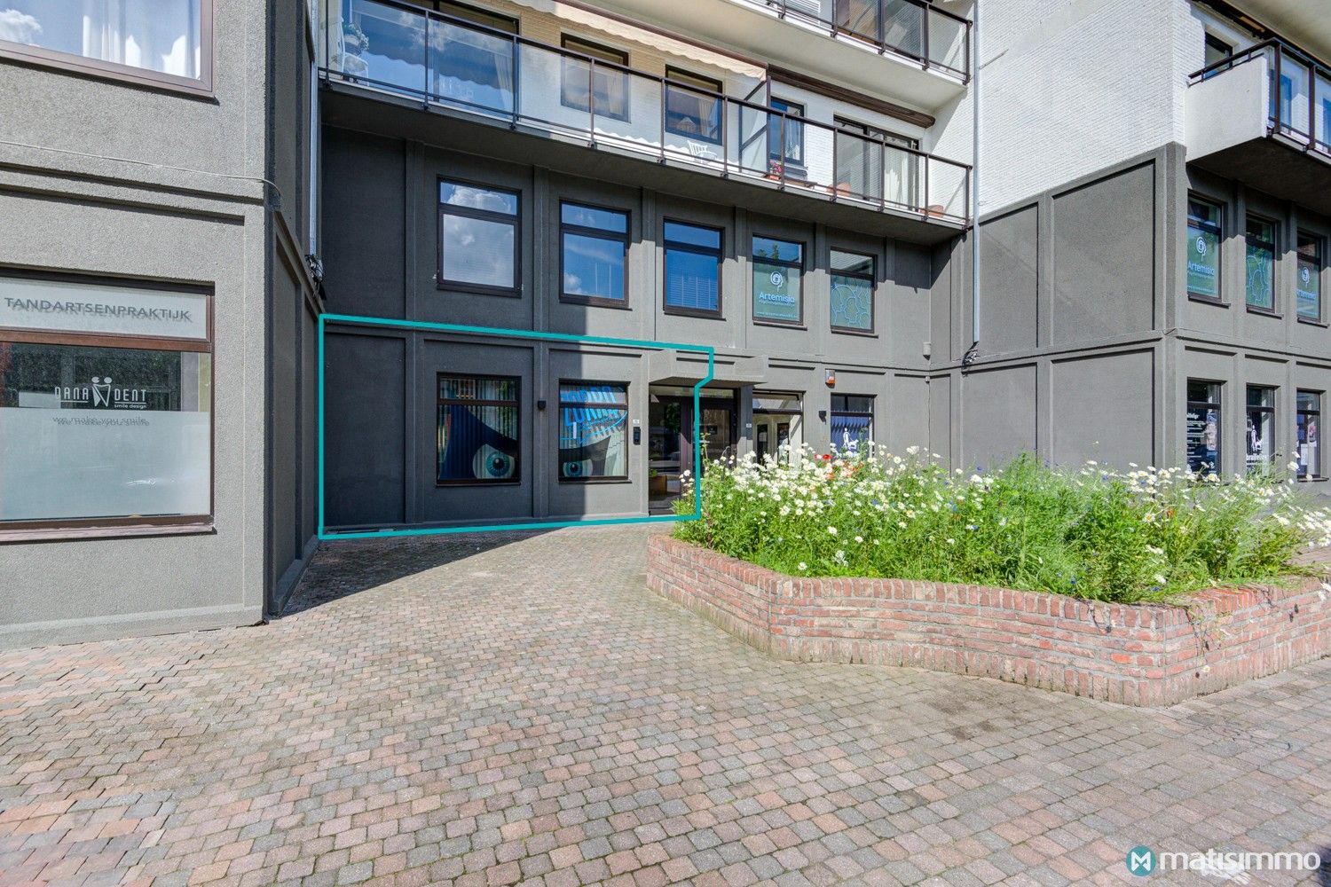 RUIME KANTOORRUIMTE (109M2) MET KEUKEN EN PARKEERPLAATSEN OP CENTRALE LIGGING TE HASSELT foto {{pictureIndex}}