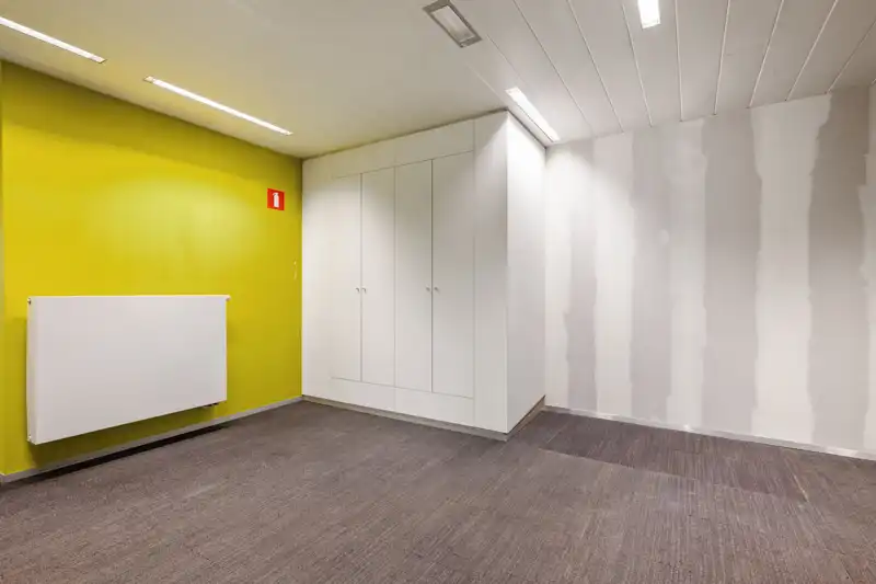 Roeselare-stadskern. Kantoor / praktijkruimte van 164m2, onlangs vernieuwd. Grote zichtbaarheid en uitkijkend op het Coninckplein. Ideaal voor groepspraktijk, galerij, boekhoudkantoor, private training,... foto 7