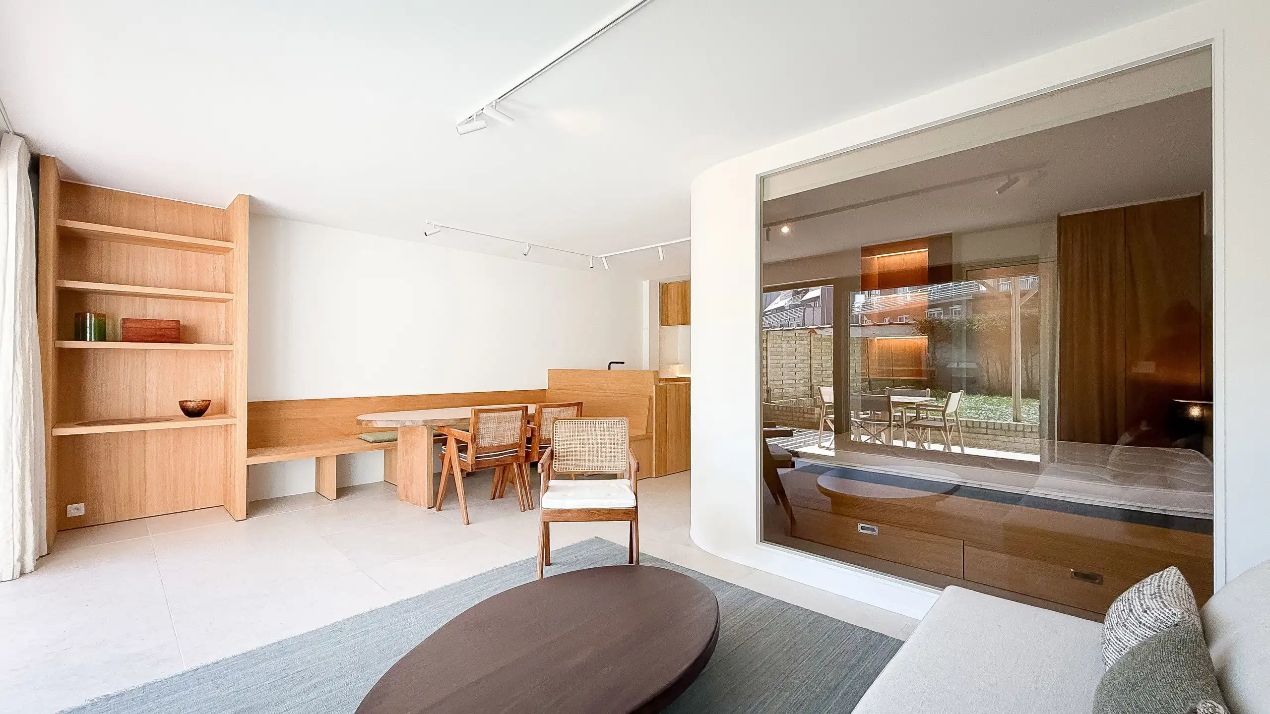 TUINAPPARTEMENT vlakbij het Driehoeksplein - GEMEUBILEERD... foto 2