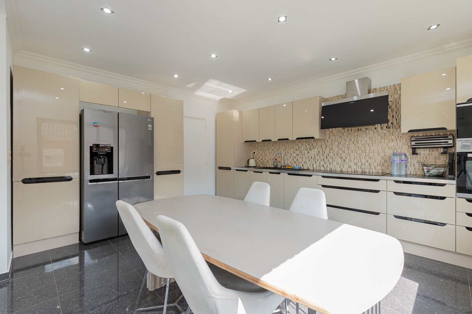 Villa op 10a met 5 slaapkamers, grote tuin, dubbele garage! foto 5
