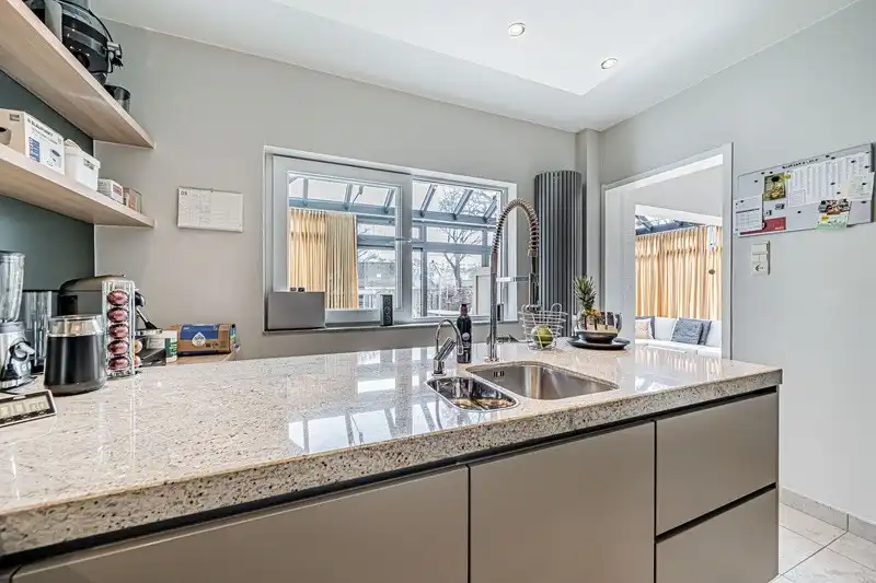 Karaktervolle, statige villawoning met 3 à 4 slpks en royale tuin foto 10