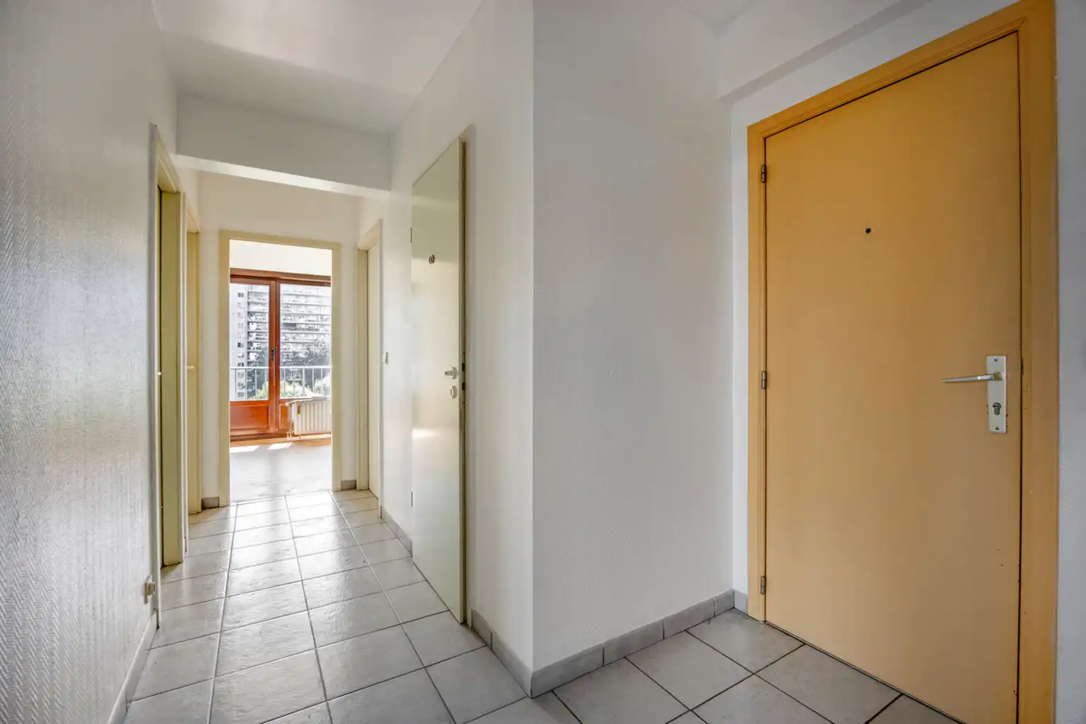 Ruim 3-slaapkamerappartement met garage op toplocatie foto 5