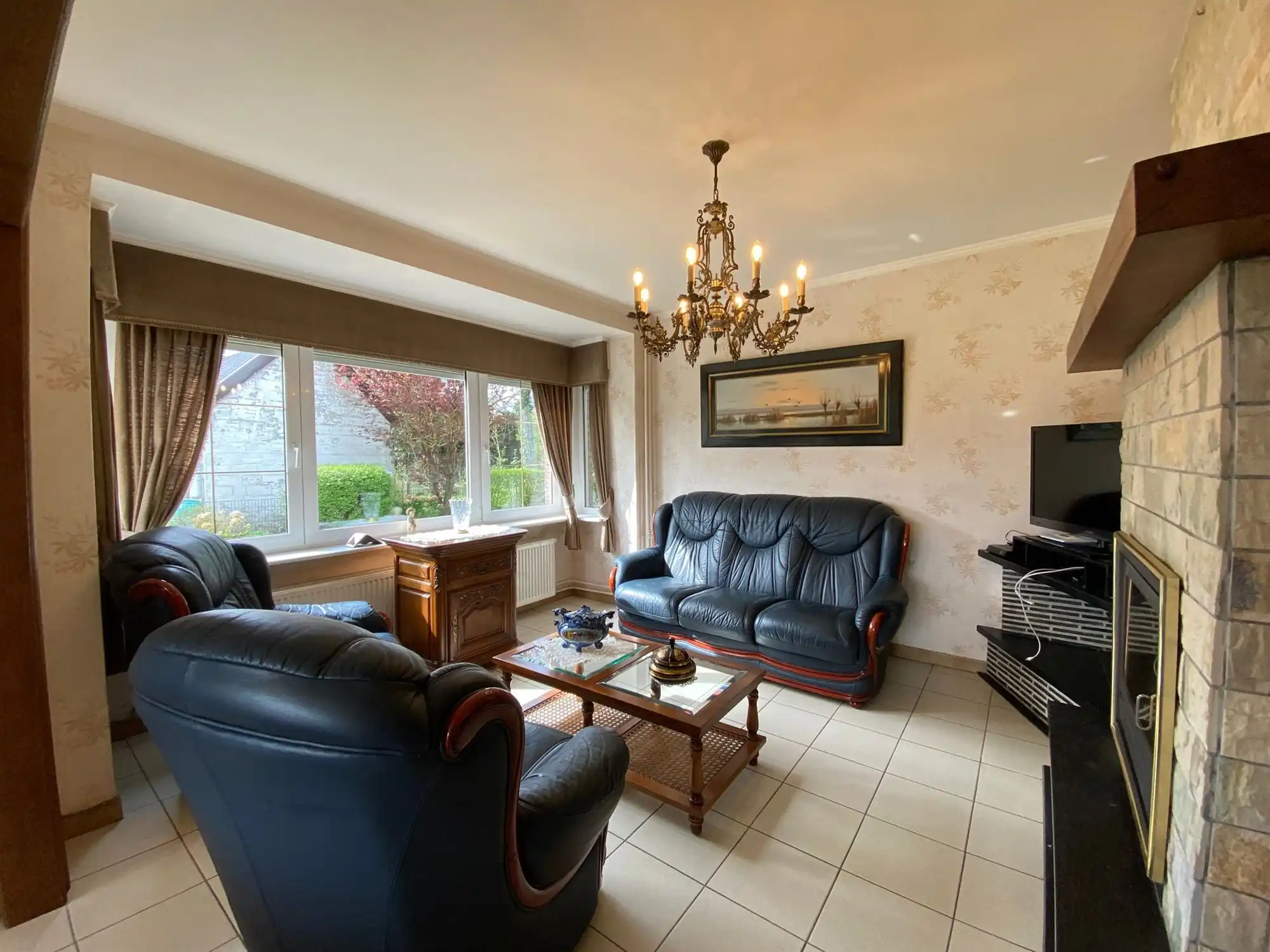 Charmante open bebouwing met 3 slaapkamers, grote garage en zonnepanelen foto 6