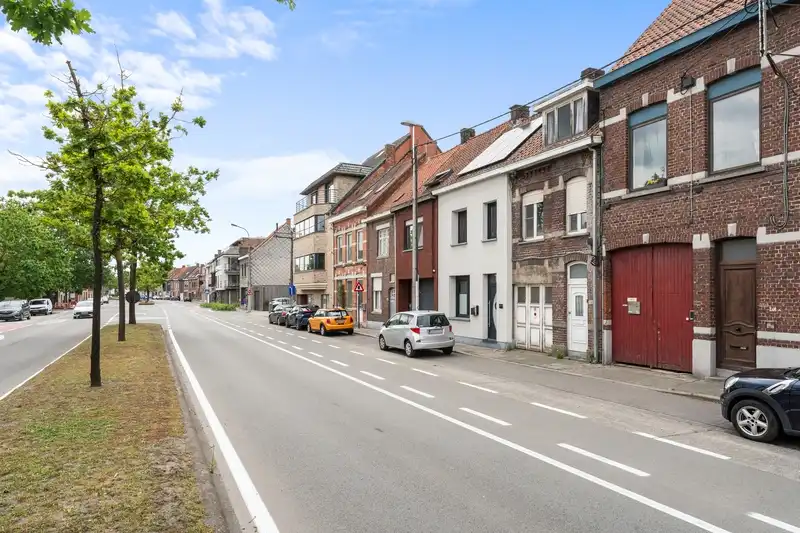 Roeselare-stadsrand.  Te renoveren ruime stevige rijwoning met 3-4 slaapkamers op een mooi perceel van 263m2.  Ideaal voor doe-het-zelver en renoveerder/investeerder. foto 2