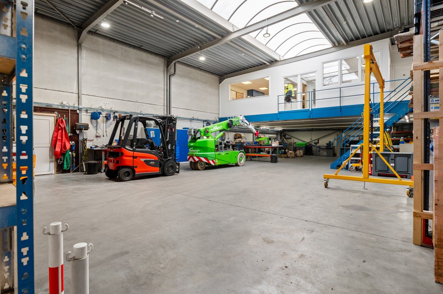 Functioneel magazijn met kantoorruimte en parkeergelegenheid op toplocatie! foto 3