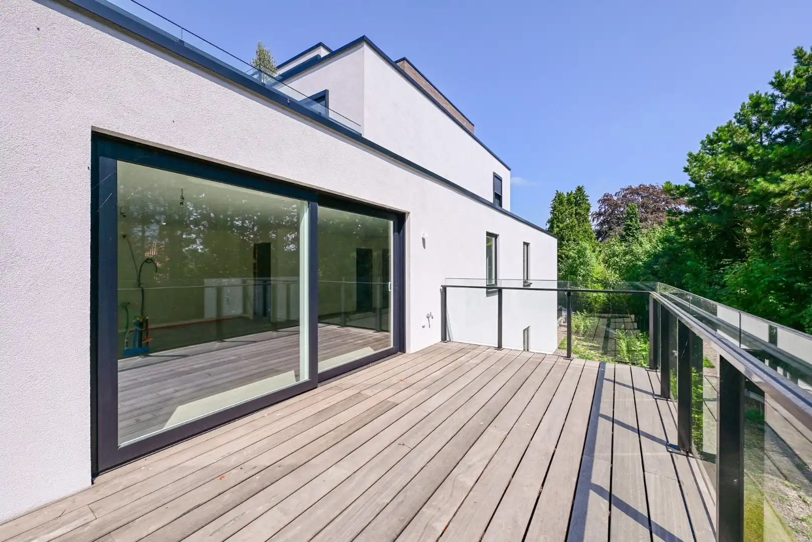 Ruim 2-slpk appartement met 15m2 zuidgericht terras met volle privacy foto 2