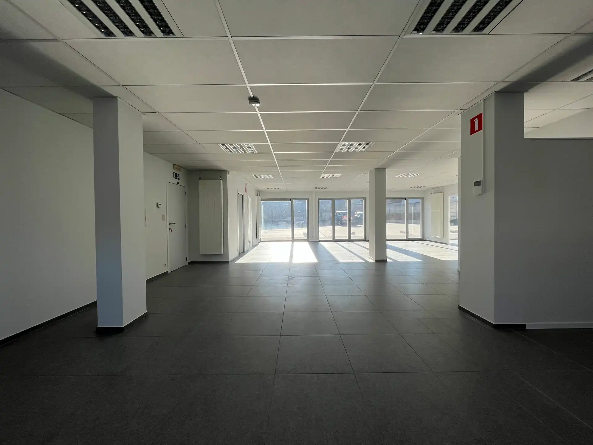 RUIME HANDELS/KANTOORRUIMTE TE HUUR IN TERNAT foto 5