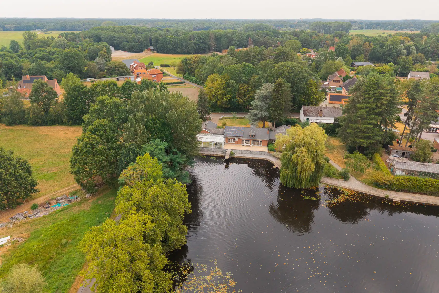 Knappe villa in landelijke omgeving met prachtige vijver foto 25