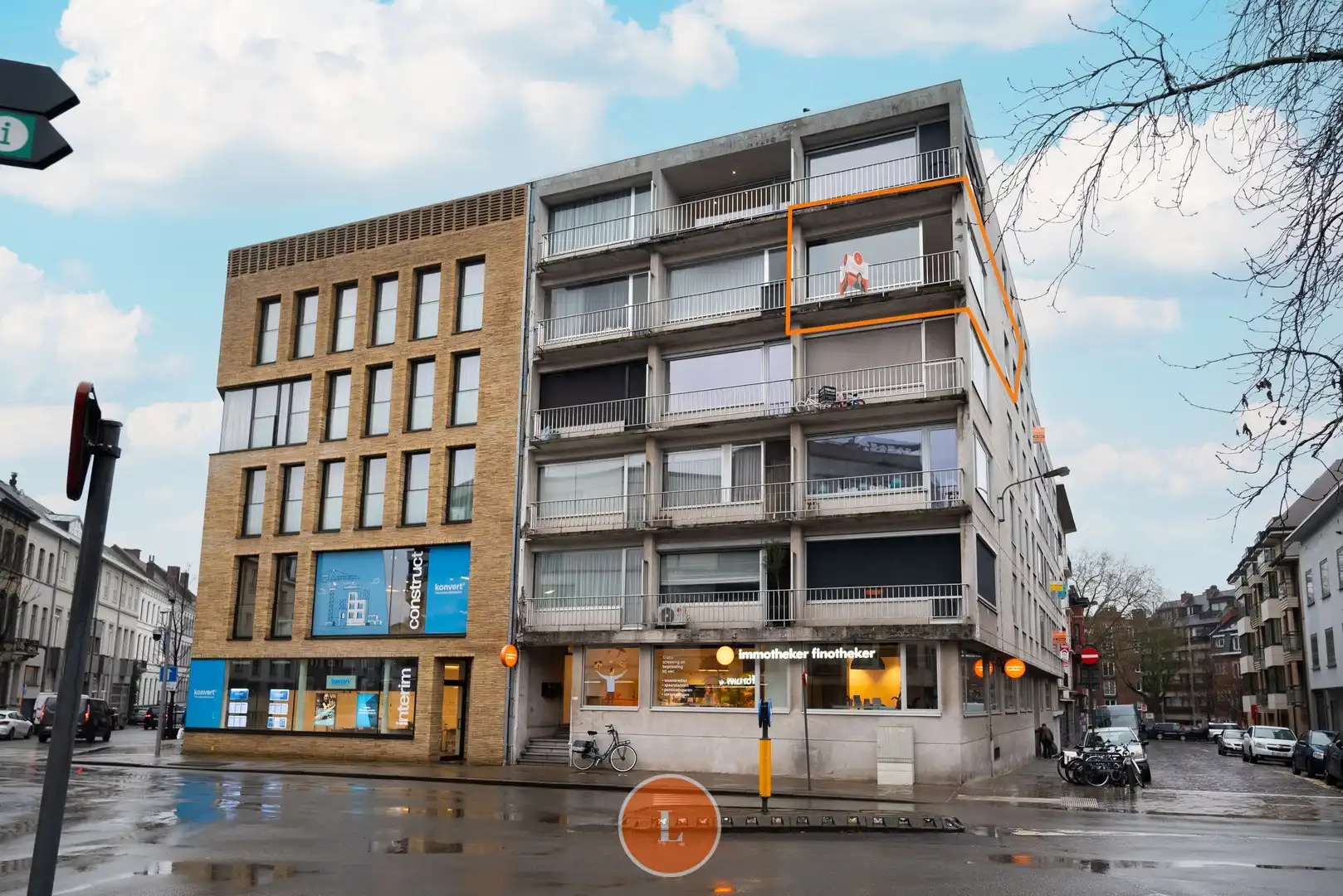 Op te frissen appartement te Kortrijk met 3 slaapkamers. foto {{pictureIndex}}