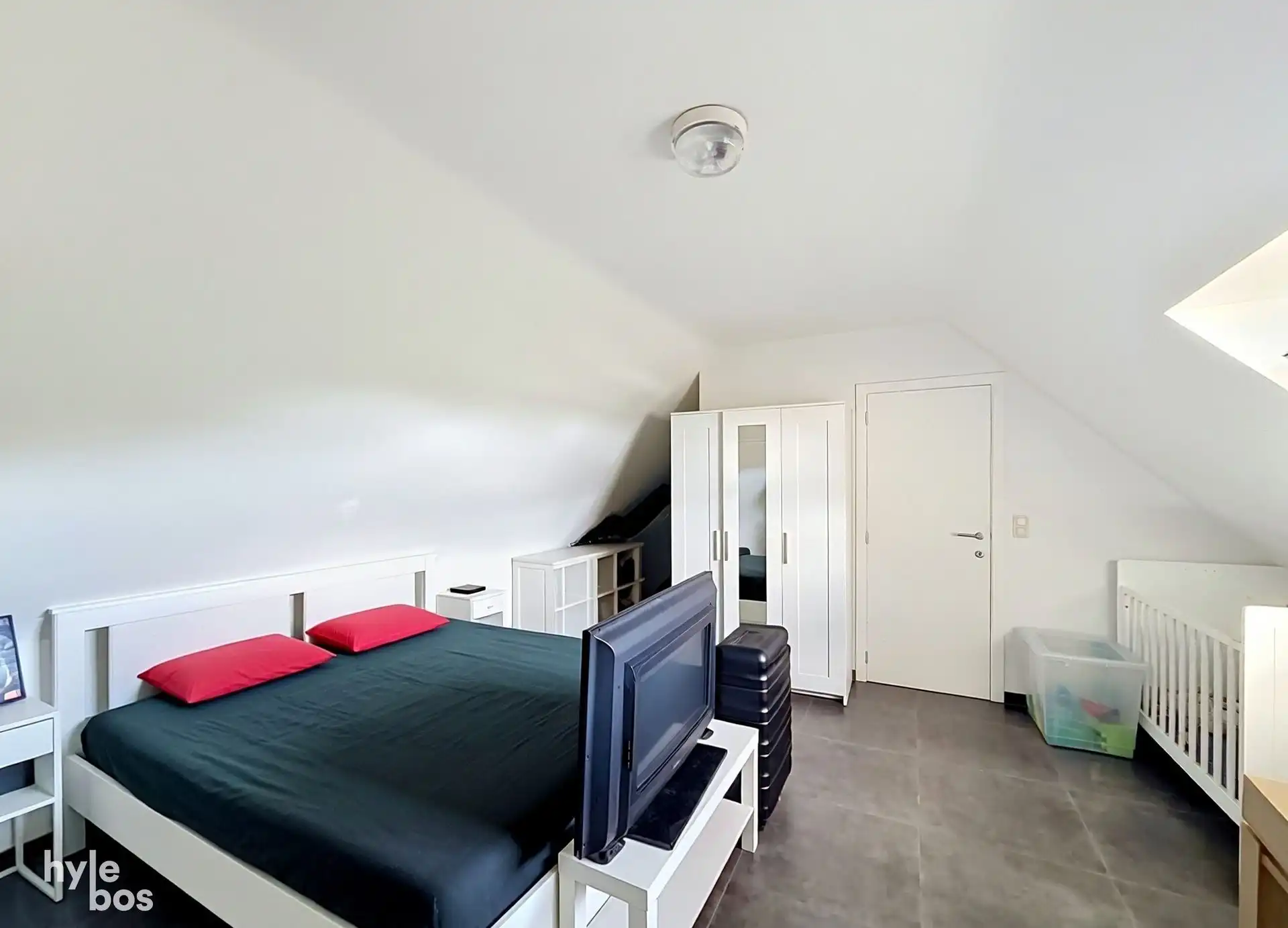 Instapklaar 2 slaapkamer appartement met terras & parking foto 7