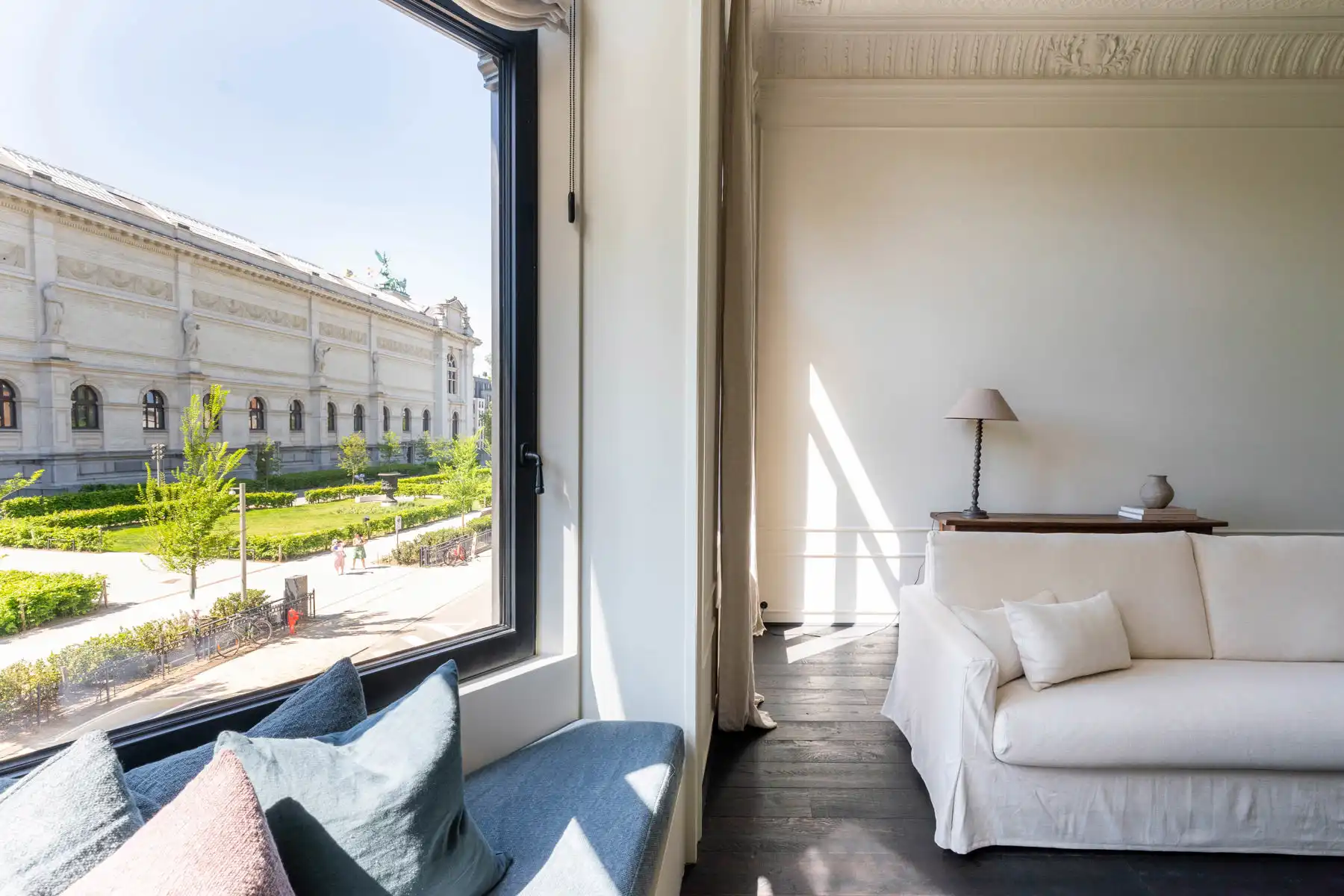 Stijlvol gerenoveerde herenwoning aan de voet van het KMSKA foto {{pictureIndex}}