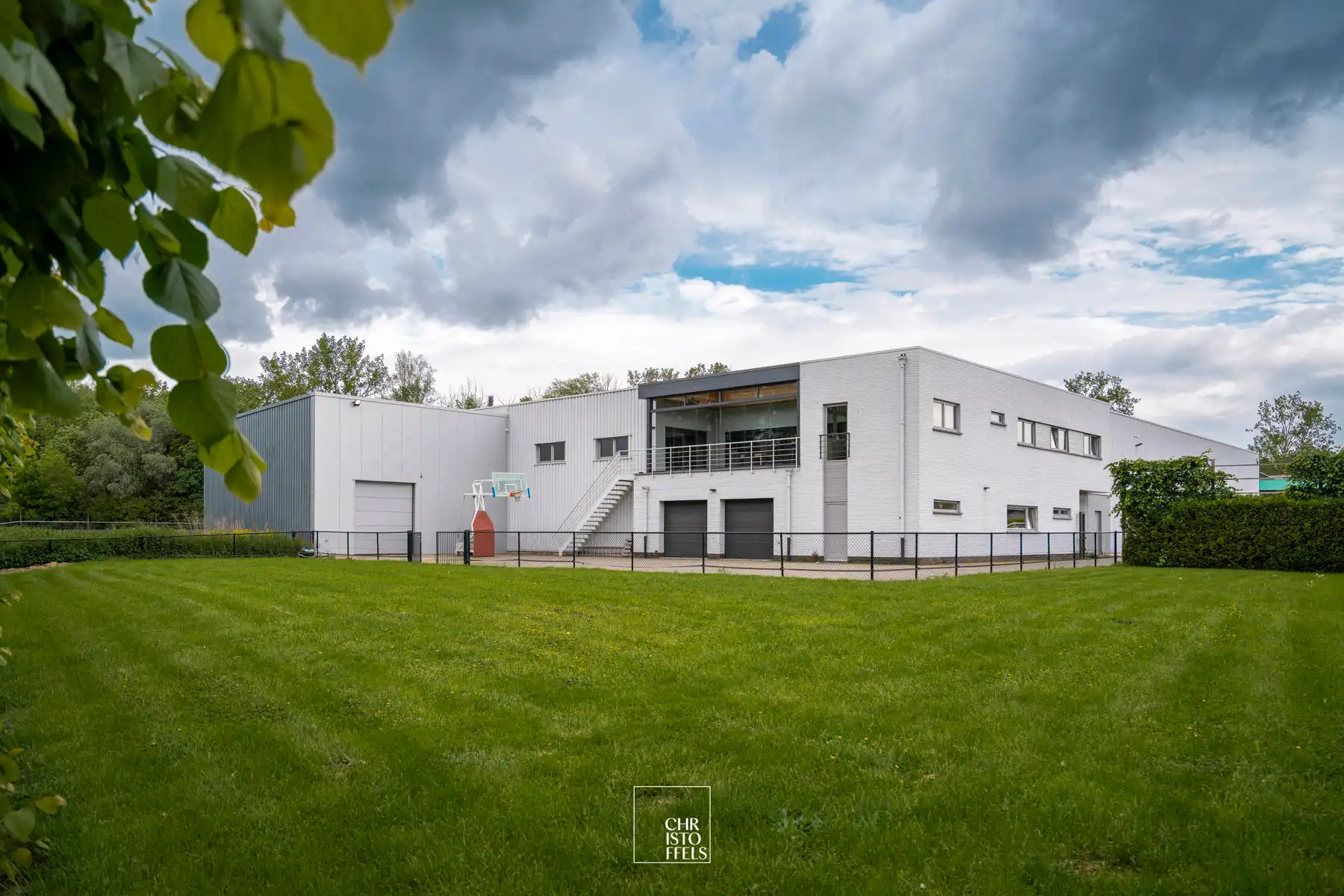 Multifunctioneel bedrijfsgebouw op 4.091 m² met bedrijfshal van ca. 1.846 m², kantoren van ca. 187 m² en conciërgewoning van ca. 244 m² foto 2
