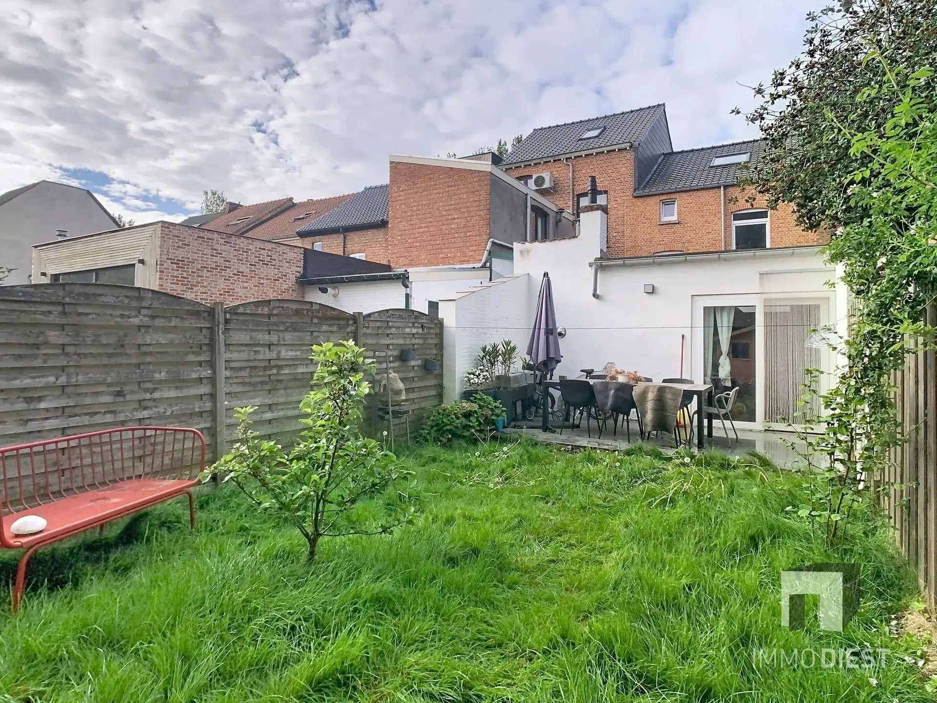 Knappe rijwoning met tuin en terras foto 31