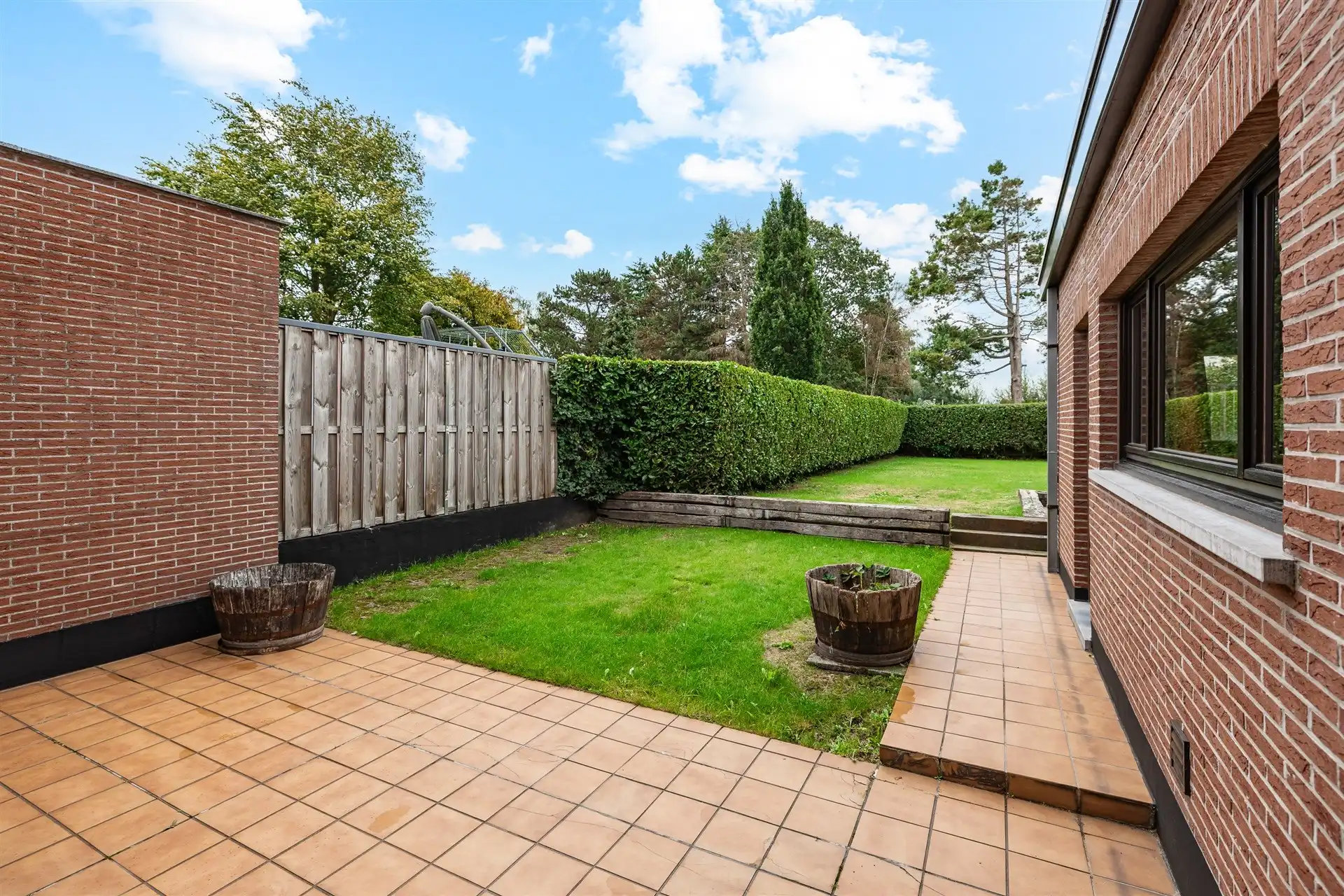 Halfopen bebouwing met 3 slaapkamers en ruime garage foto 6